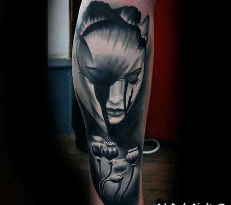 小腿3D逼真的女性肖像纹身图案