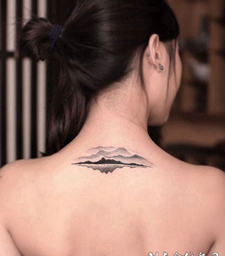 云山缈缈雨含烟，颈部水墨山水图腾纹身
