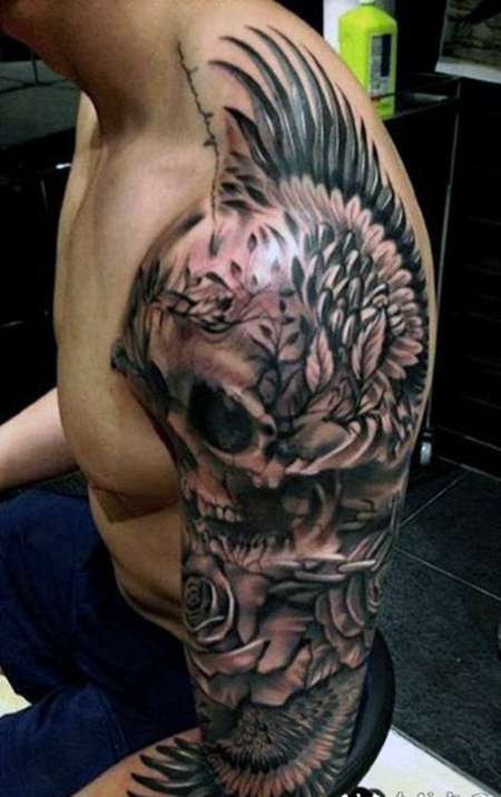 手臂巨大的3D黑白骷髅与鲜花和鹰翅膀纹身图案