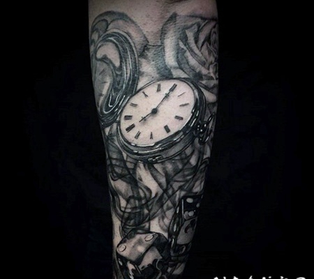 3D写实的黑白时钟与骰子和花朵手臂纹身图案