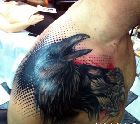 肩部独特的3D彩色乌鸦纹身图案