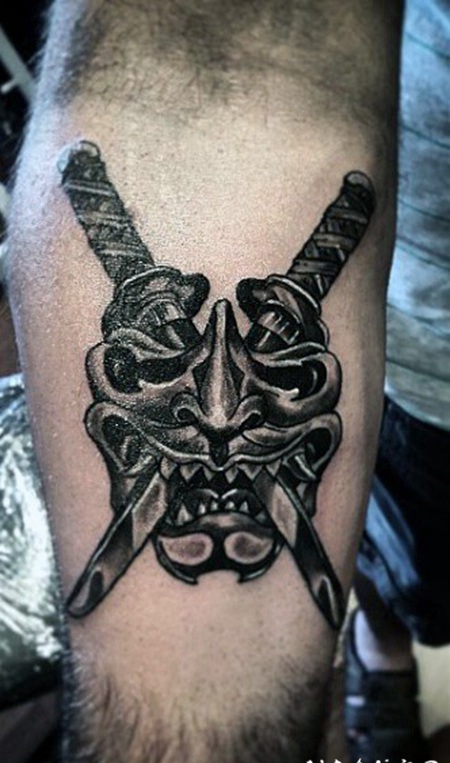 手臂3D交叉剑与面具纹身图案