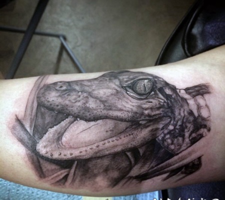 3D写实的黑白小鳄鱼手臂纹身图案