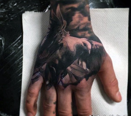 手背非常逼真的3D黑白鸽子纹身图案