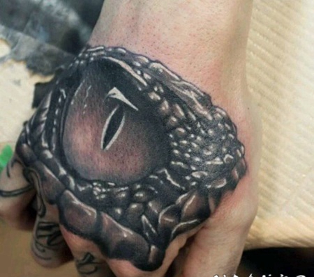 手背3D逼真的精致鳄鱼眼睛纹身图案