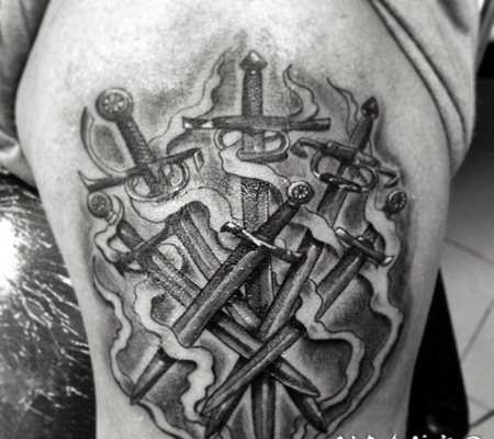 大腿3D黑色各种中世纪剑纹身图案