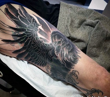 3D非常逼真的黑白神秘乌鸦手臂纹身图案