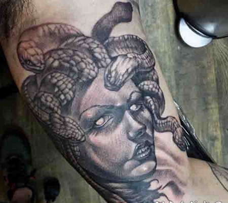 手臂惊人的3D邪恶美杜莎纹身图案
