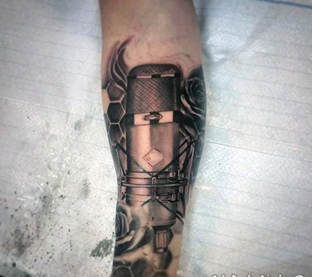 手臂3D逼真的黑色麦克风纹身图案