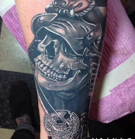 印象深刻的3D亚洲骷髅武士与剑手臂纹身图案