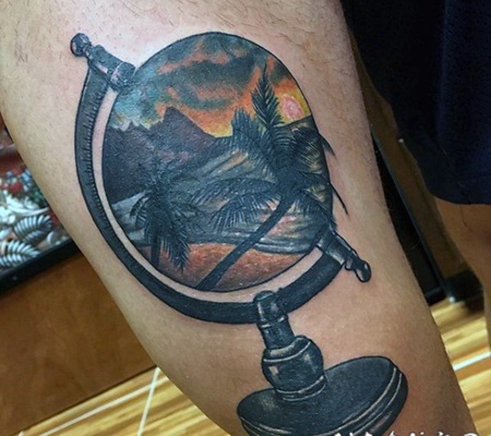 大腿3D彩色的地球仪与海洋岸风景纹身图案