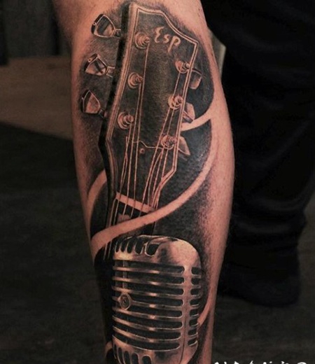 小腿写实的黑白3D吉他与麦克风纹身图案