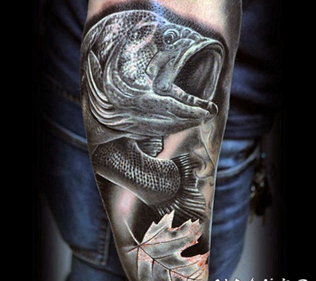 手臂3D逼真的黑色鱼与枫叶纹身图案