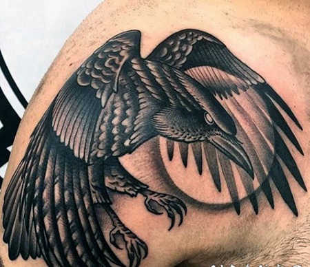 肩部3D黑白神秘的乌鸦纹身图案