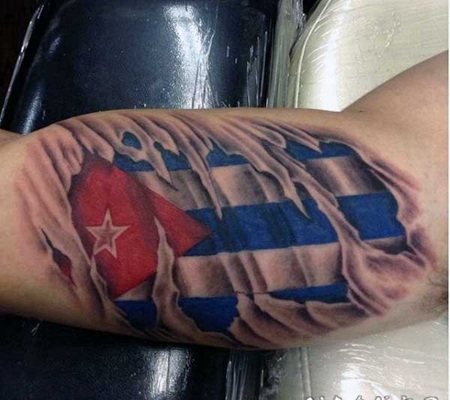 手臂撕皮和3D国旗彩色纹身图案