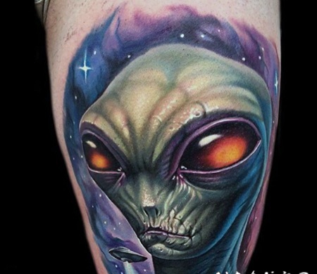 3D彩色外星人和星空大腿纹身图案