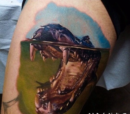惊人的3D写实鳄鱼大腿纹身图案