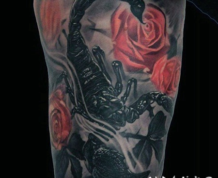 大腿3D黑色的逼真蝎子与花朵纹身图案