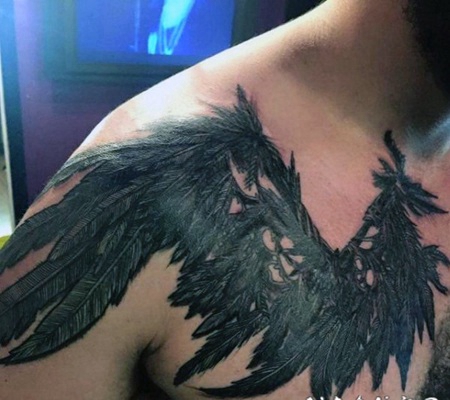 胸部3D写实的黑色图腾翅膀纹身图案