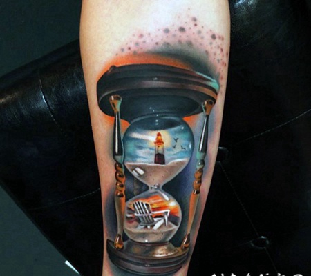 小腿3D逼真的沙漏与灯塔五颜六色纹身图案