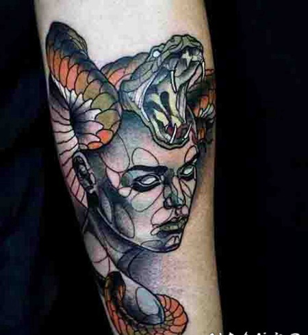 小小的3D邪恶美杜莎和蛇手臂纹身图案