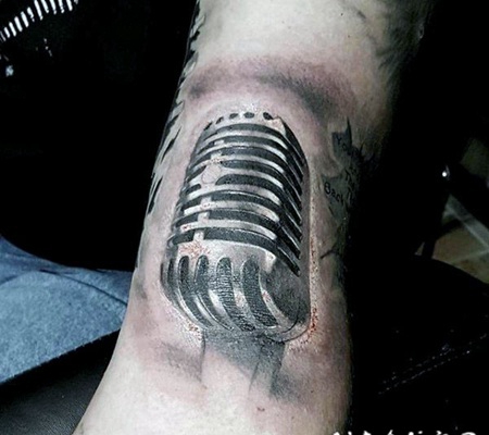3D手绘风格黑白麦克风手臂纹身图案