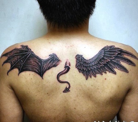 男性背部3D写实的恶魔翅膀尾巴纹身图案