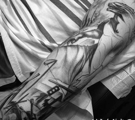 手臂3D写实的黑色哥斯拉纹身图案