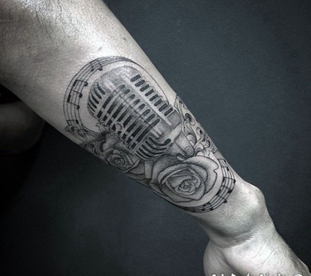 非常逼真的3D麦克风与花朵手腕纹身图案