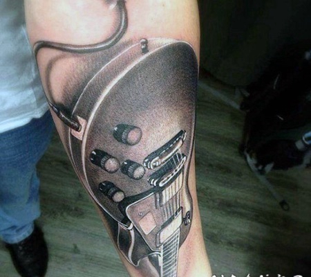 手臂非常写实的3D现代吉他纹身图案