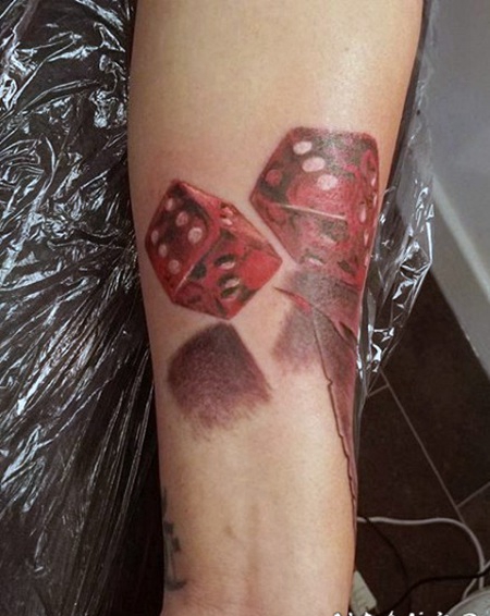 手臂3D彩色的骰子纹身图案