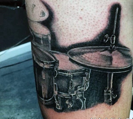 大腿3D黑白风格的架子鼓纹身图案