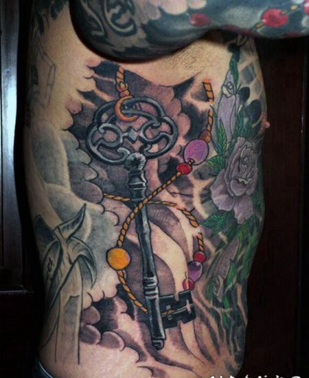 侧肋五彩的3D钥匙纹身图案