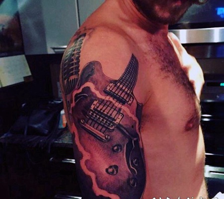 大臂3D逼真的吉他与麦克风纹身图案