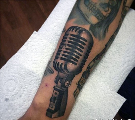 手臂3D黑白个性的麦克风纹身图案