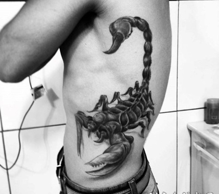 侧肋3D黑色的大蝎子个性纹身图案