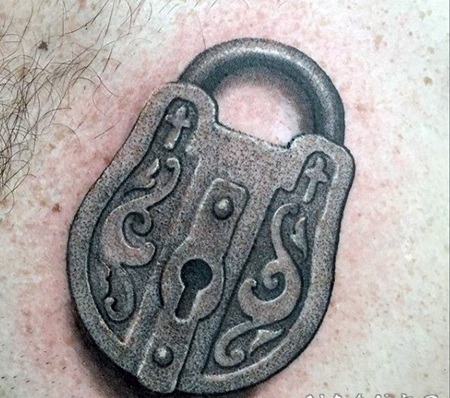 3D写实的黑色锁纹身图案