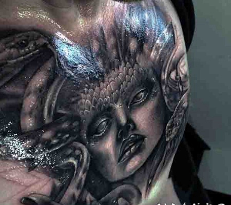 胸部3D邪恶美杜莎头黑白纹身图案