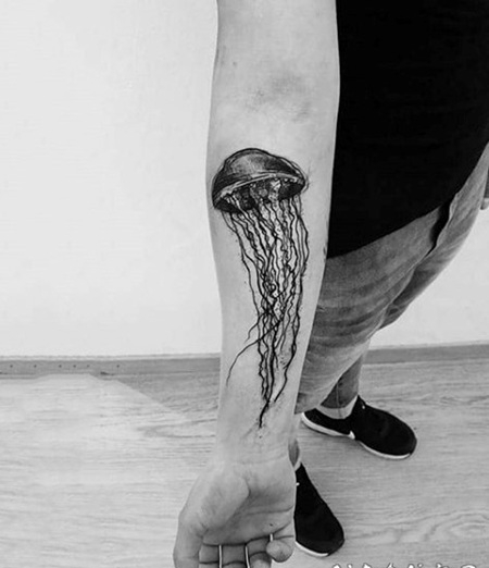 手臂简单的黑色3D水母纹身图案