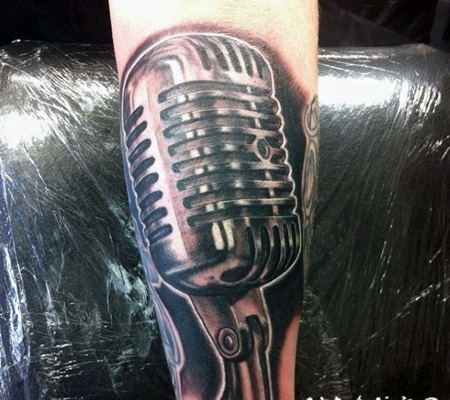 彩色的写实3D麦克风手臂纹身图案
