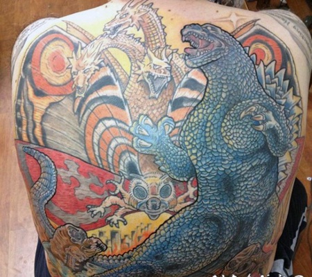 满背彩绘3D哥斯拉与龙纹身图案
