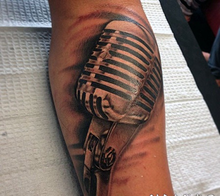 手臂3D黑色的麦克风纹身图案