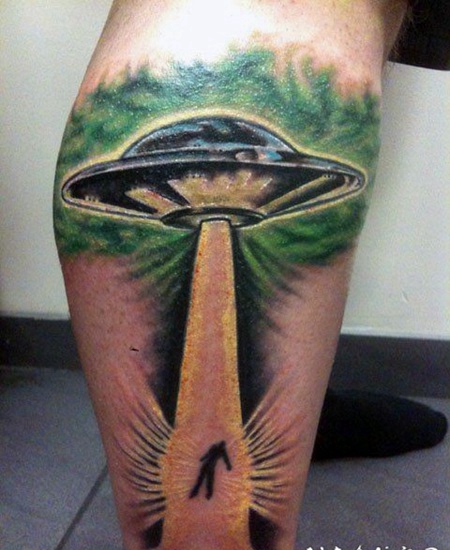 小腿可怕的3D五颜六色外星飞船纹身图案