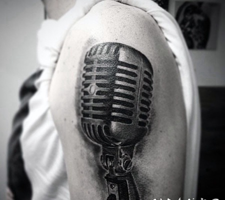 手臂黑色的3D写实麦克风纹身图案