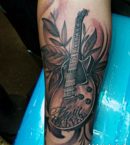 手臂3D黑白吉他与字母写实纹身图案