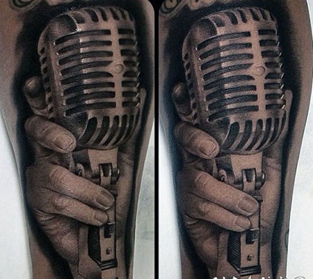 手臂3D逼真的黑白手与麦克风纹身图案