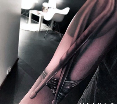 手臂非常逼真的3D鼓棍棒纹身图案