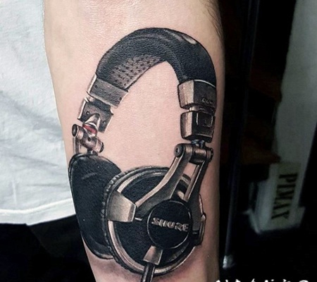 手臂非常精致的3D彩绘耳机纹身图案