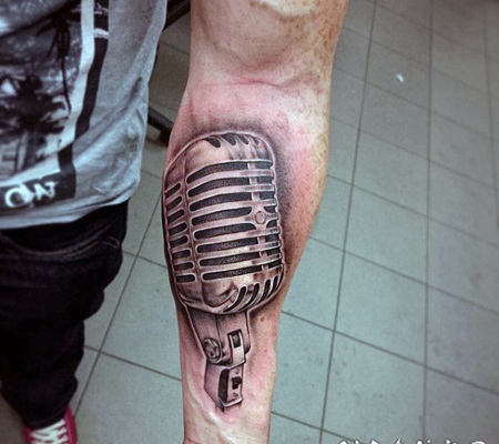 手臂3D写实的黑白麦克风个性纹身图案