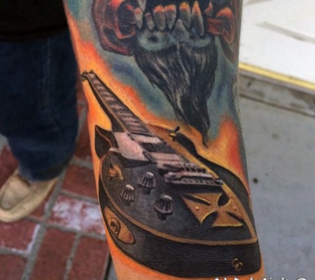 手腕上的3D彩色吉他纹身图案